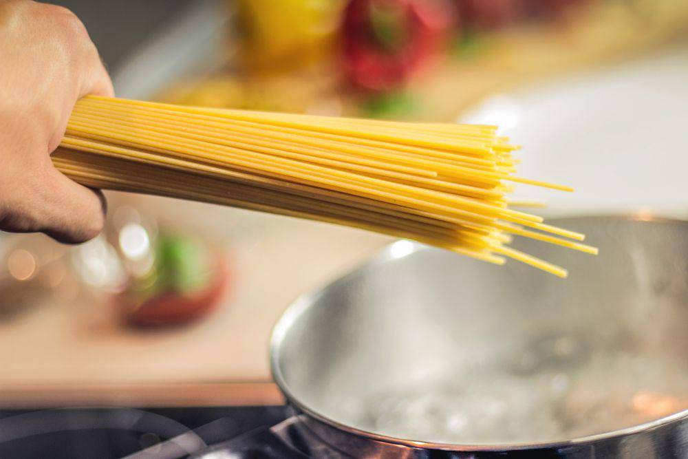 ilustrasi merebus pasta spaghetti (pixabay.com/JESHOOTS-com)
