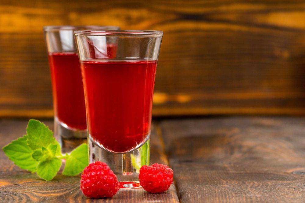 ilustrasi sirup rasberi (vecteezy.com/mtmarthanam369487)