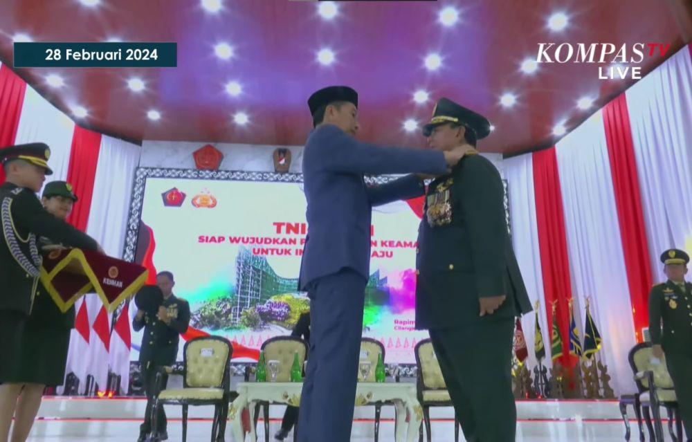 Sah! Jokowi Berikan Kenaikan Pangkat Jenderal Kehormatan Buat Prabowo