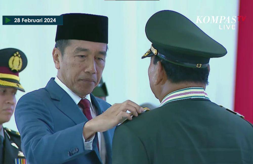 Presiden Jokowi resmi memberikan kenaikan pangkat secara istimewa kepada Menhan Prabowo Subianto pada Rabu (28/2/2024). (YouTube.com/Kompas TV)