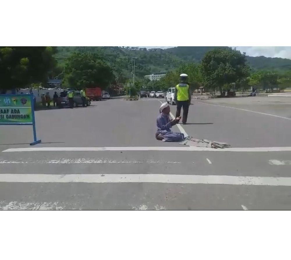 Terjaring Razia, Kakek di Bima Berdoa di Jalan agar Polisi Diazab
