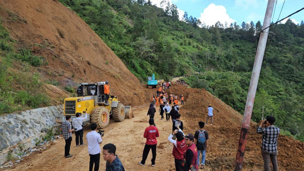 Tim SAR gabungan mencari korban tanah longsor di Desa Bonglo, Kecamatan Bastem Utara, Kabupaten Luwu. (Dok. Kantor Basarnas Makassar)=