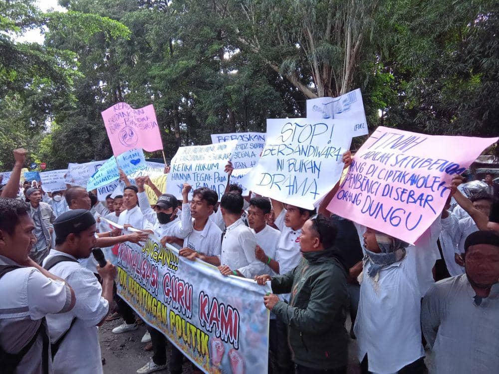 Ratusan jamaah terdakwa melakukan aksi unjuk rasa di depan Kejari Lotim (IDN Times/Ruhaili)