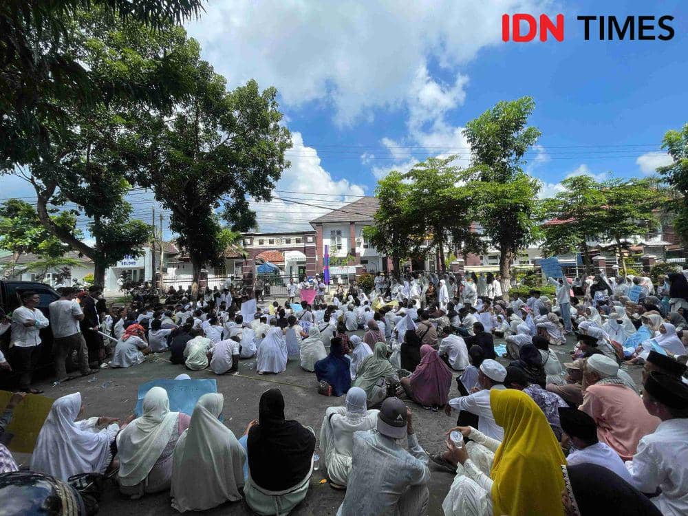 Pendukung Terdakwa Kasus Pelecehan Seksual Geruduk Kejari Lotim