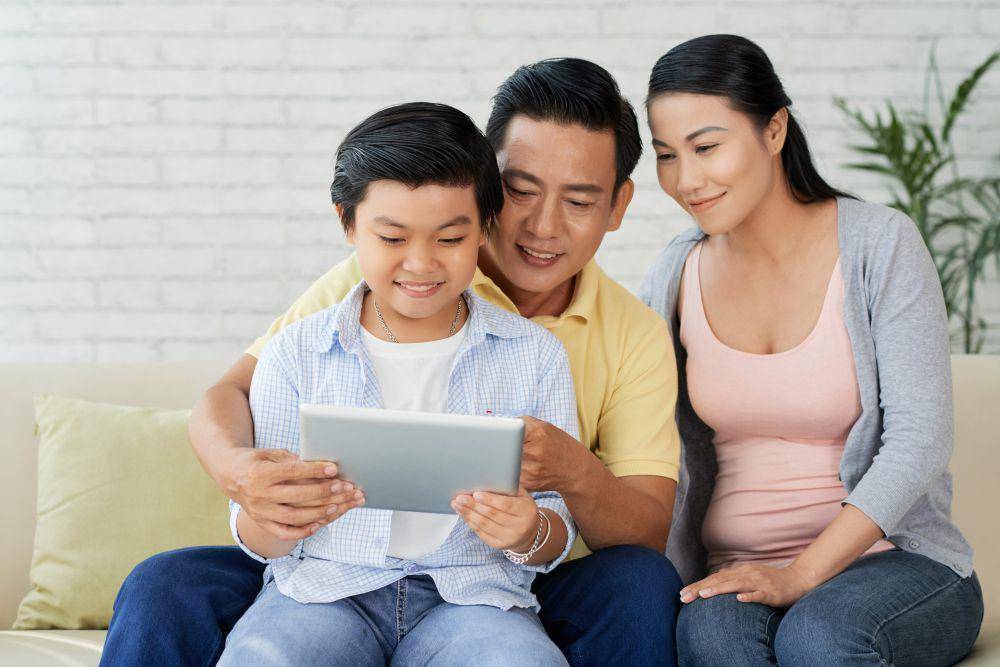 ilustrasi anak dan orang tua diskusi (freepik.com/pressfoto)