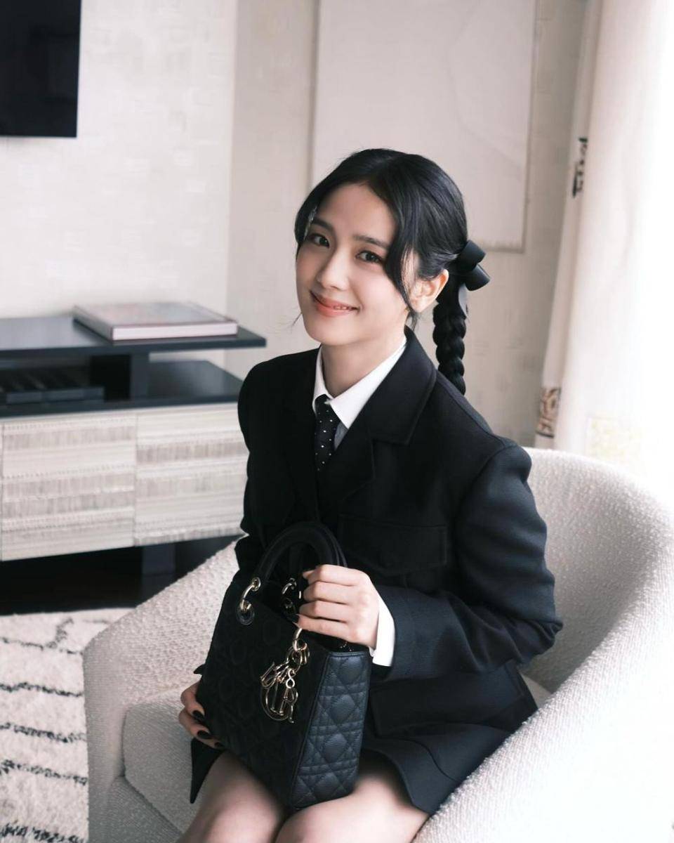 potret Jisoo BLACKPINK di DIOR Paris Fashion Week 2024 (instagram.com/sooyaaa__)