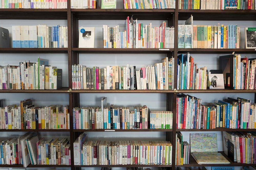 inspirasi penataan buku (unsplash.com/@kazuend)
