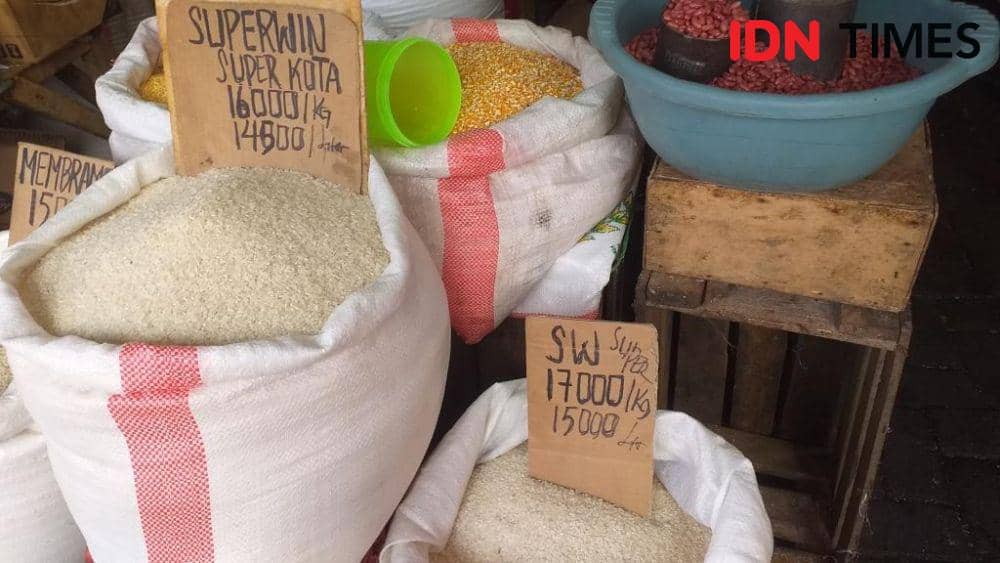 Beras yang dijual di Pasar Karombasan, Manado, Sulawesi Utara, Kamis (29/2/2024). IDNTimes/Savi
