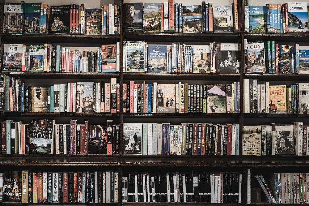 inspirasi penataan buku (unsplash.com/ugur)