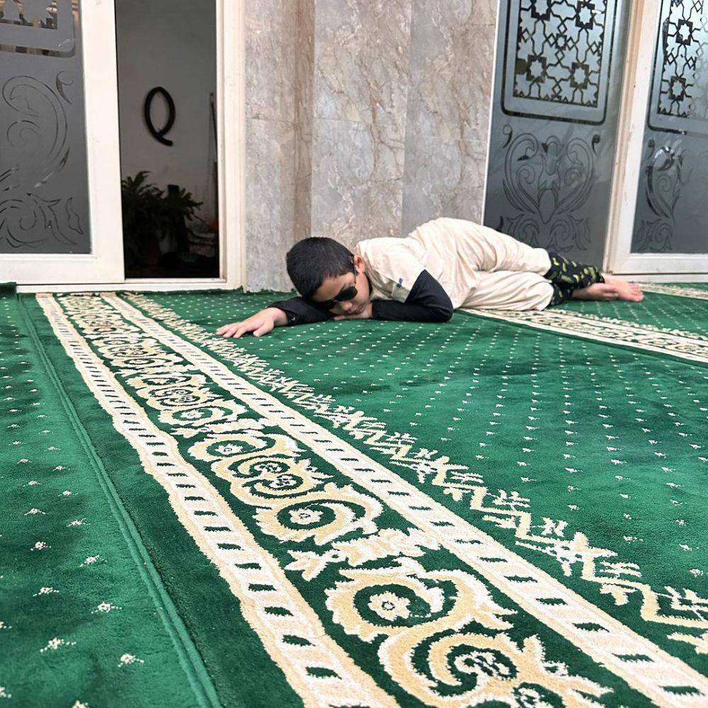 potret Adam ketiduran di masjid setelah salat subuh berjamaah (instagram.com/teukuwisnu)