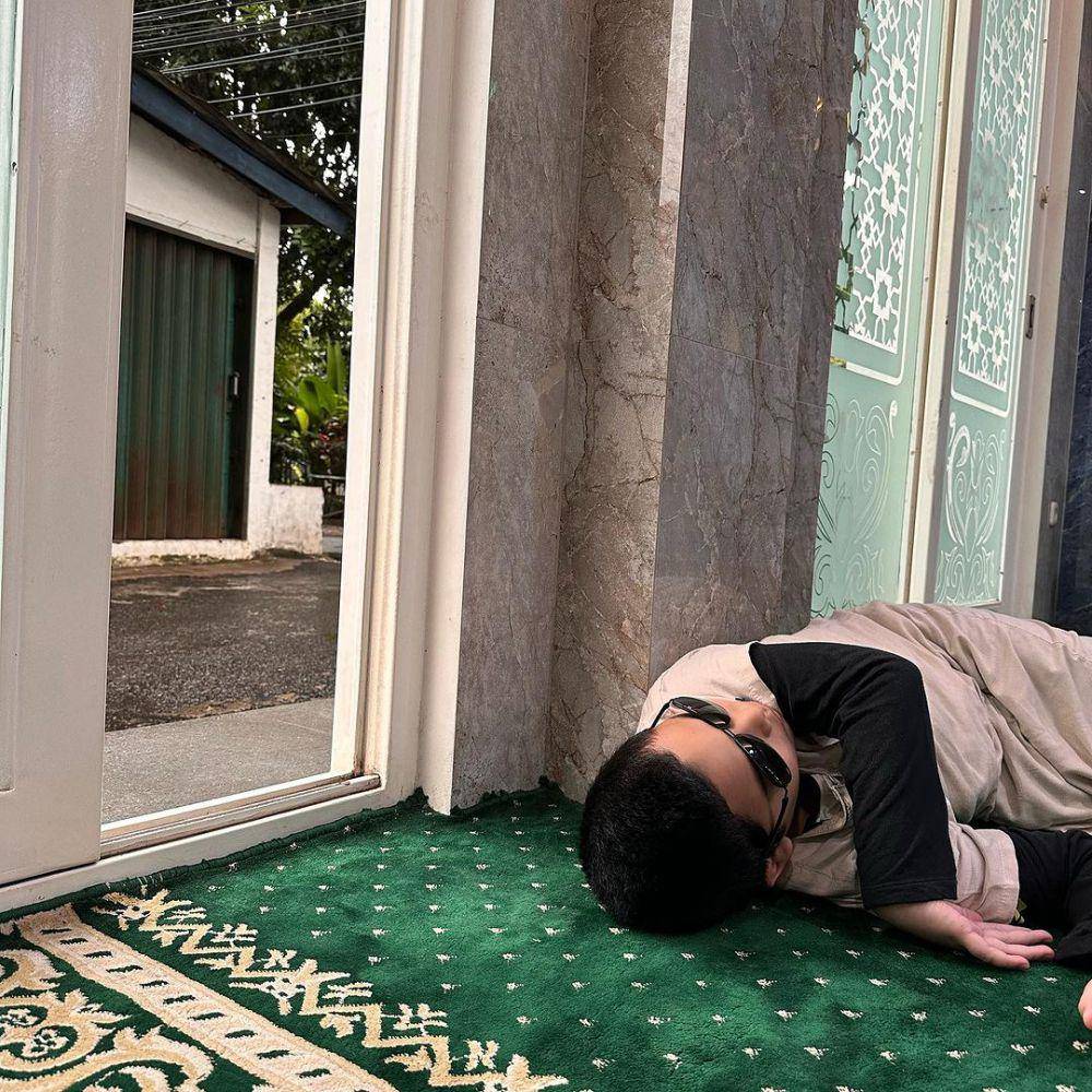 potret Adam ketiduran di masjid setelah salat subuh berjamaah (instagram.com/teukuwisnu)