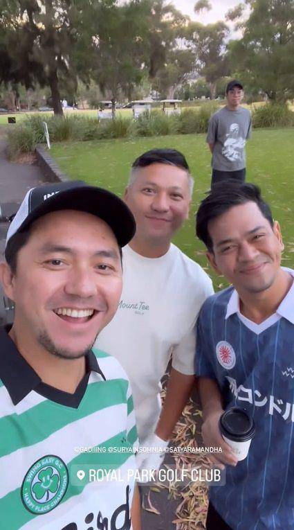 potret Surya, Gading, dan Omesh main golf di Melbourne (instagram.com/omeshomesh)