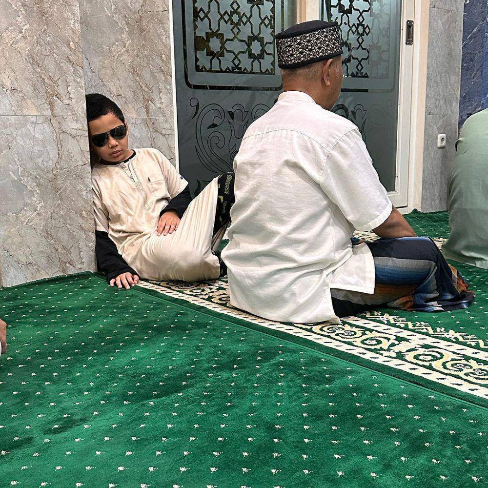potret Adam ketiduran di masjid setelah salat subuh berjamaah (instagram.com/teukuwisnu)
