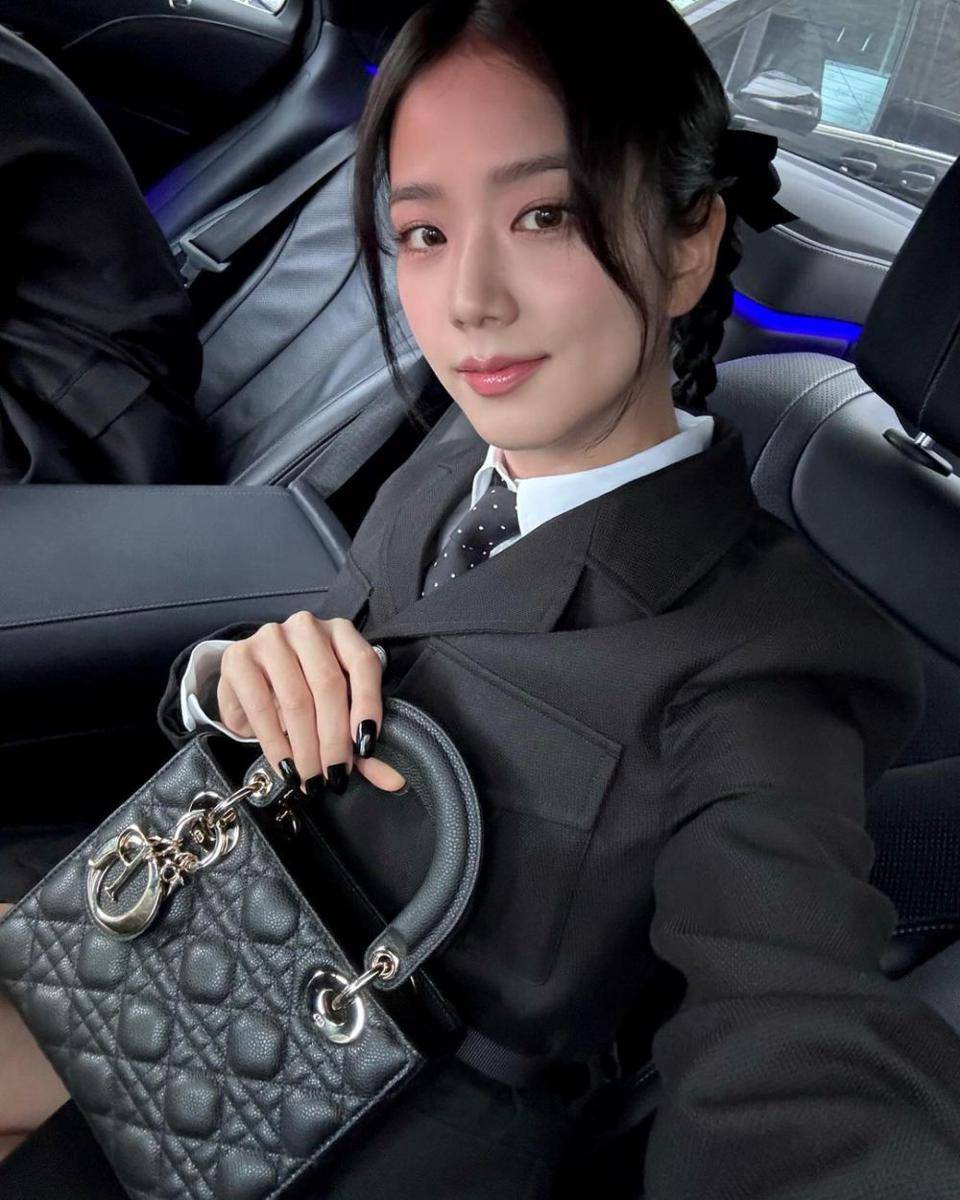 potret Jisoo BLACKPINK di DIOR Paris Fashion Week 2024 (instagram.com/sooyaaa__)