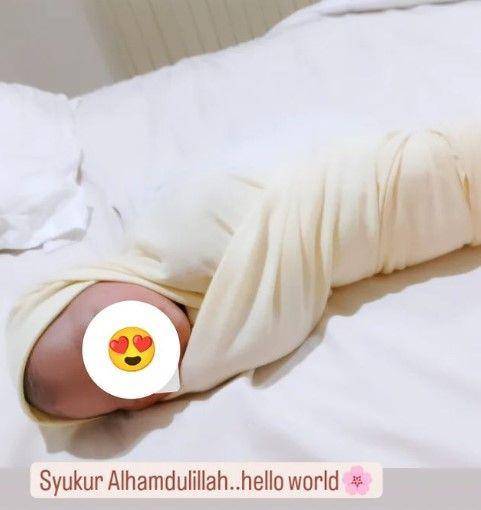 Kiki Amalia melahirkan (Instagram.com/kikiamaliaworld)