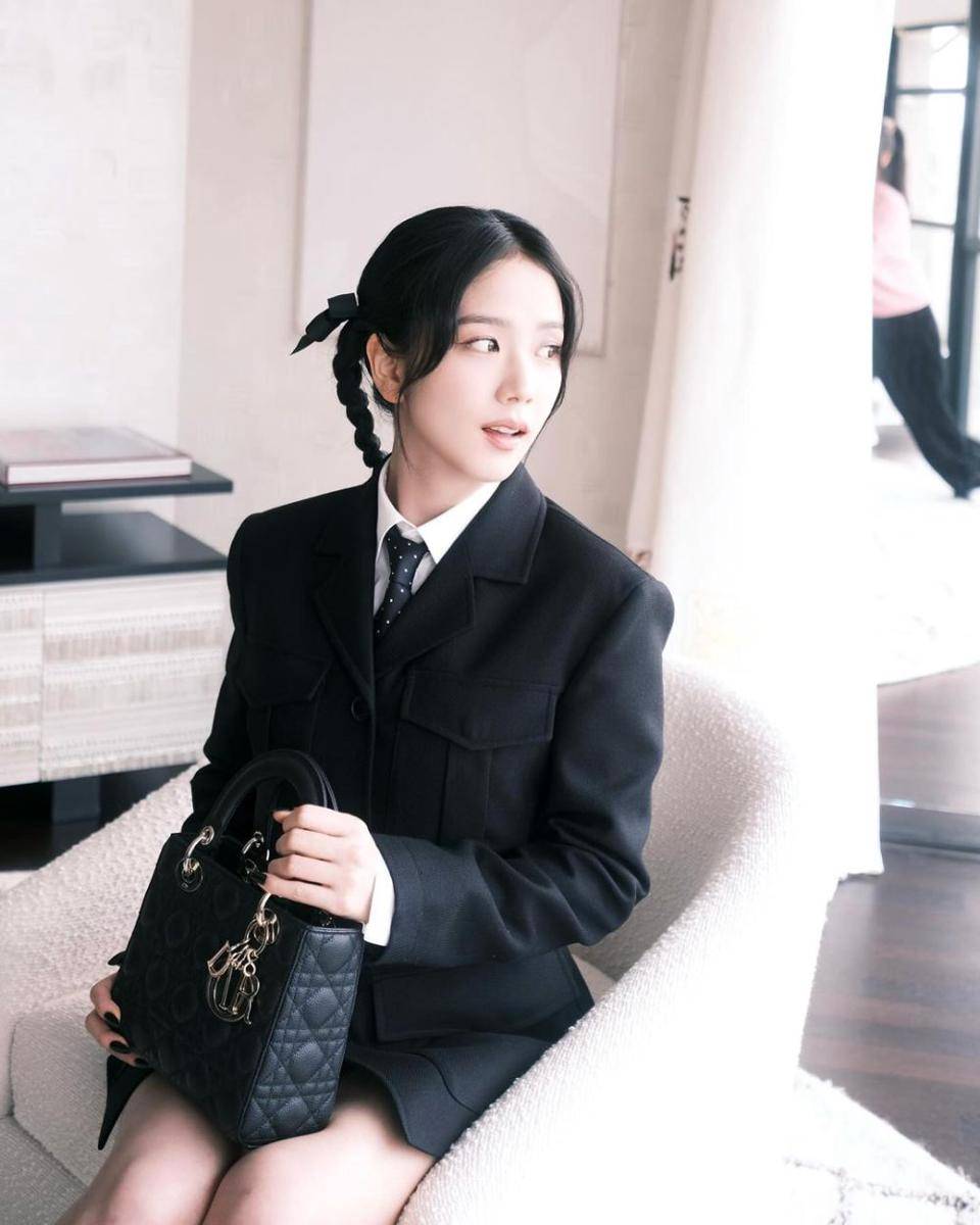potret Jisoo BLACKPINK di DIOR Paris Fashion Week 2024 (instagram.com/sooyaaa__)