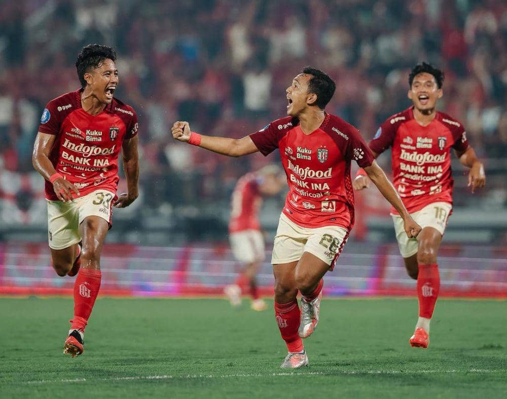 Gede Sunu (tengah) usai mencetak gol ke gawang Persis Solo. (Instagram.com/baliunitedfc)