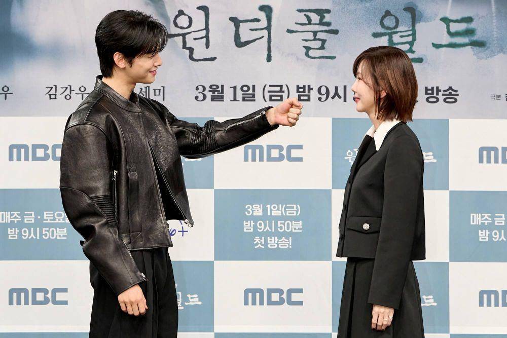 Cha Eun Woo dan Kim Nam Joo di konferensi pers drakor Wonderful World, Kamis (29/02/2024) (dok. MBC)