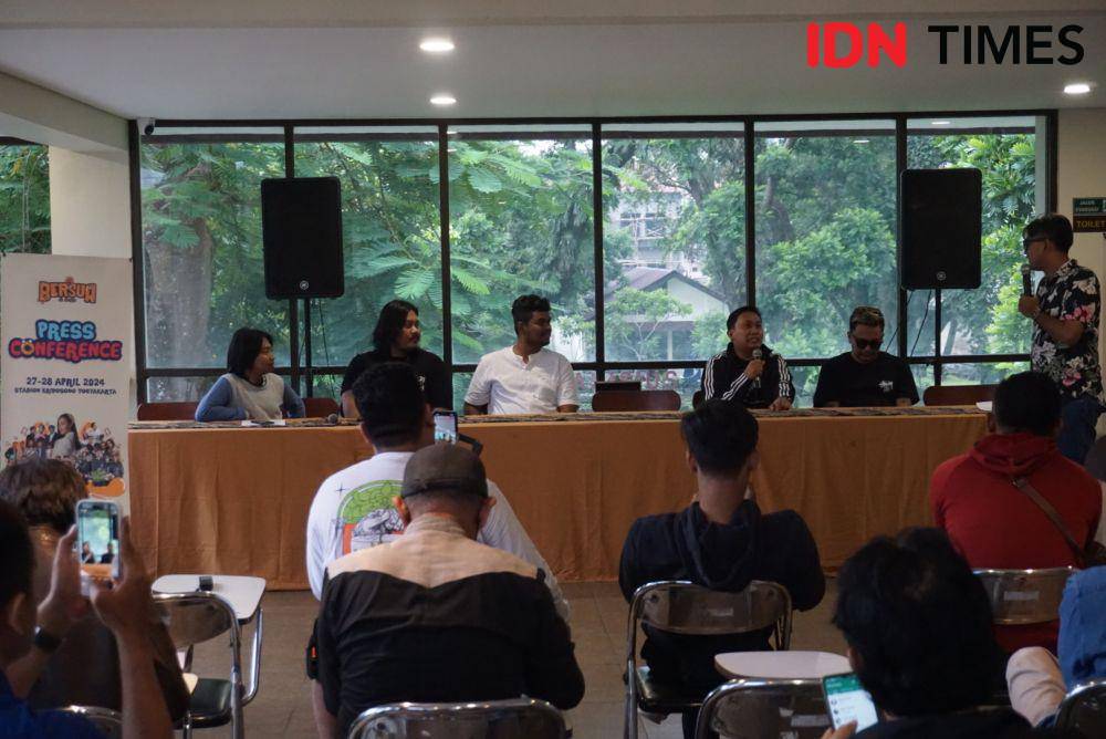 Konferensi pers Bersua Di Jogja, di Takom 1922 Cafe & Resto, Manggung, Caturtunggal, Depok, Kamis (29/2/2024). (IDN Times/Herlambang Jati Kusumo)