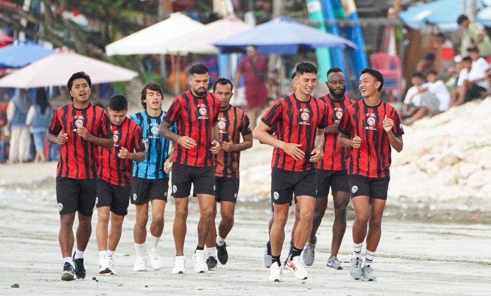 Pemain-pemain Arema FC aaat recovery di Pantai Kuta. (Dok. Media Officer Arema FC)