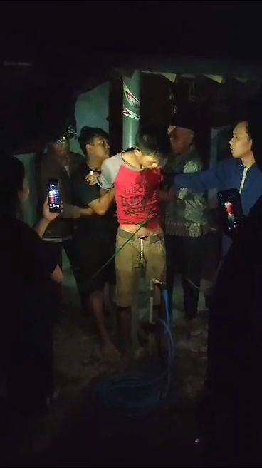 Maling celana dalam wanita ini ditangkap dan diikat warga pada tiang. IDN Times/ Istimewa