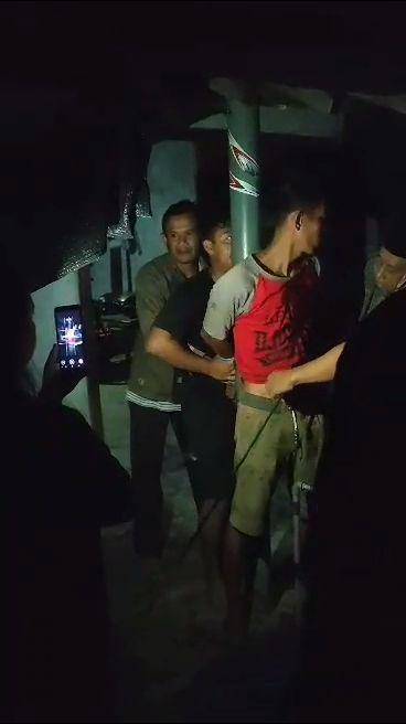 Maling celana dalam wanita ini ditangkap dan diikat warga pada tiang. IDN Times/ Istimewa