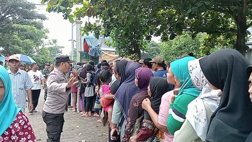 Ribuan warga di Kecamatan Parang Magetan berdesakan untuk membeli beras SPHP di plataran pasar Parang. IDN Times/ Riyanto