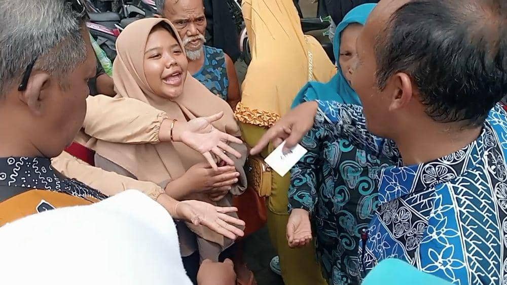 Ribuan warga di Kecamatan Parang Magetan berdesakan untuk membeli beras SPHP di plataran pasar Parang. IDN Times/ Riyanto