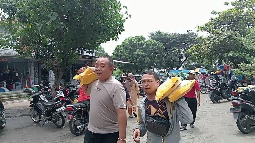 Ribuan warga di Kecamatan Parang Magetan berdesakan untuk membeli beras SPHP di plataran pasar Parang. IDN Times/ Riyanto