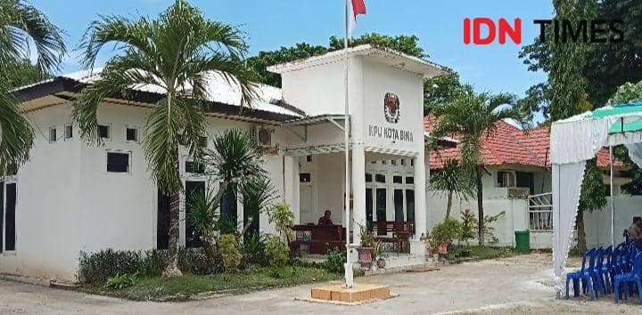 Situasi halaman Kantor KPU Kota Bima (IDN Times/Juliadin)