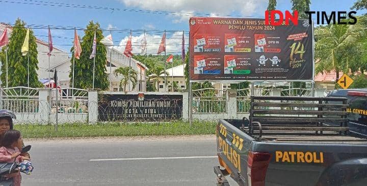Situasi di depan Kantor KPU Kota Bima (IDN Times/Juliadin)