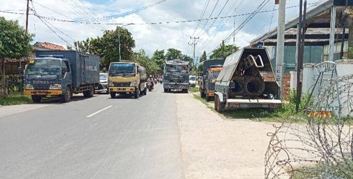 Deretan mobil Polres Bima Kota terparkir di depan Kantor KPU Kota Bima (IDN Times/Juliadin)