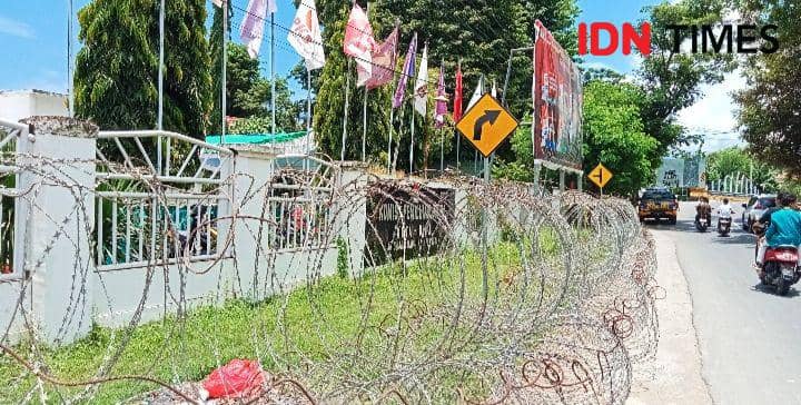 Amankan Rekapitulasi Suara, Kantor KPU Bima Dipagari Kawat Berduri