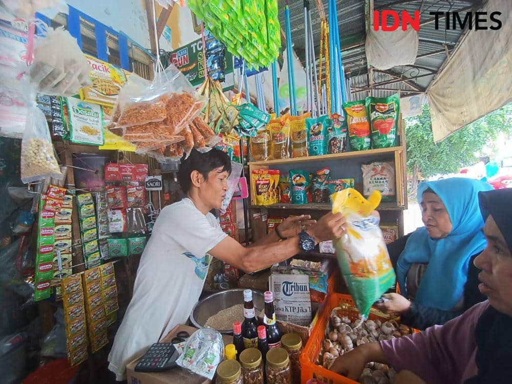 Stok dan harga beras di pasar tradisional Kota Bandar Lampung hingga pengujung Februari 2024. (IDN Times/Tama Yudha Wiguna).