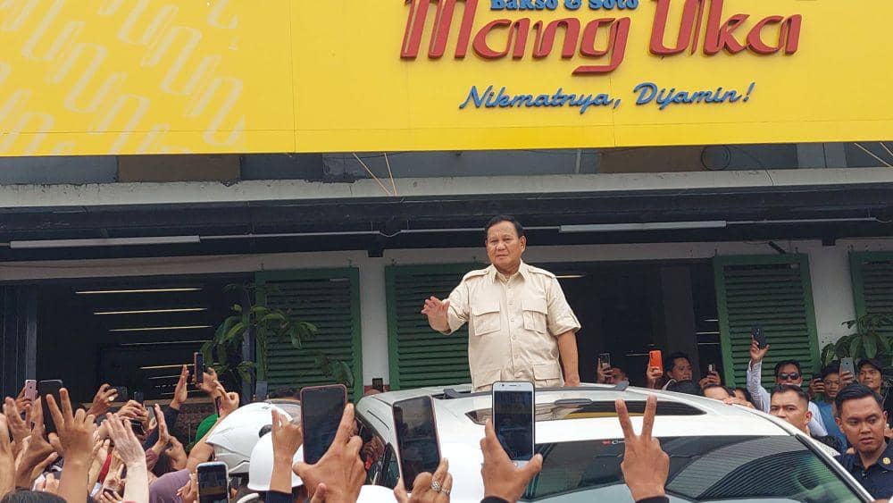 Didampingi Mayor Teddy, Prabowo Cicipi Bakso Eks KSAD di Cimahi