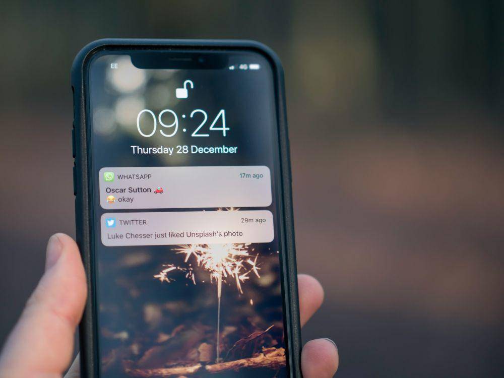ilustrasi notifikasi handphone (unsplash.com/Jamie Street)