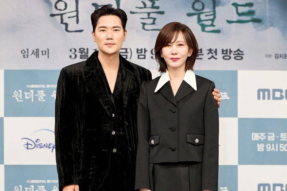 Kim Kang Woo dan Kim Nam Joo di konferensi pers drakor Wonderful World, Kamis (29/02/2024) (dok. MBC)