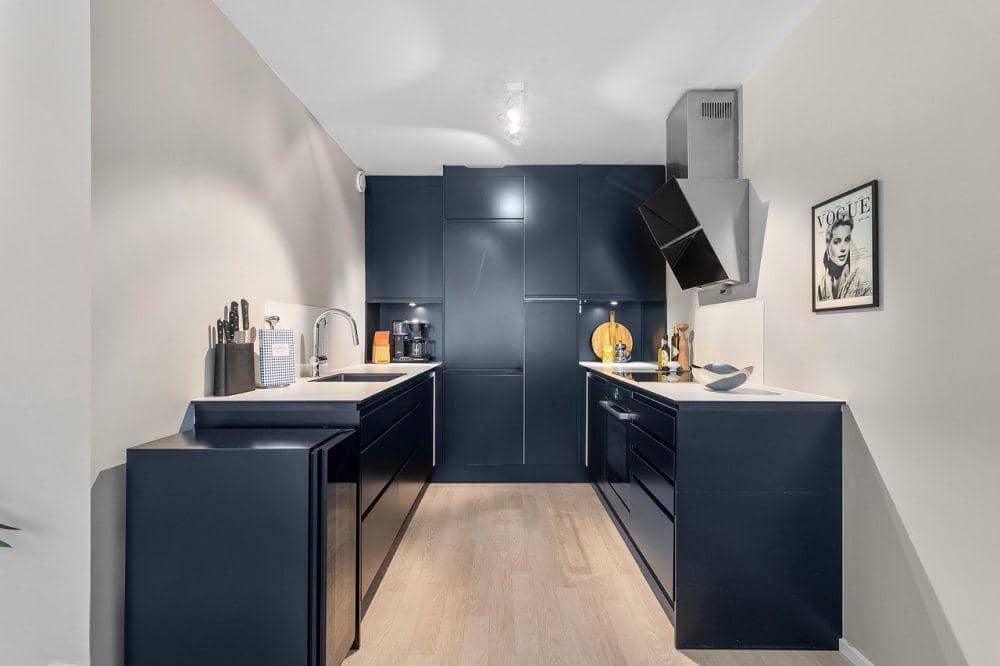 Ilustrasi lemari dapur warna biru tua atau navy (pixabay.com/Anna Lisa)
