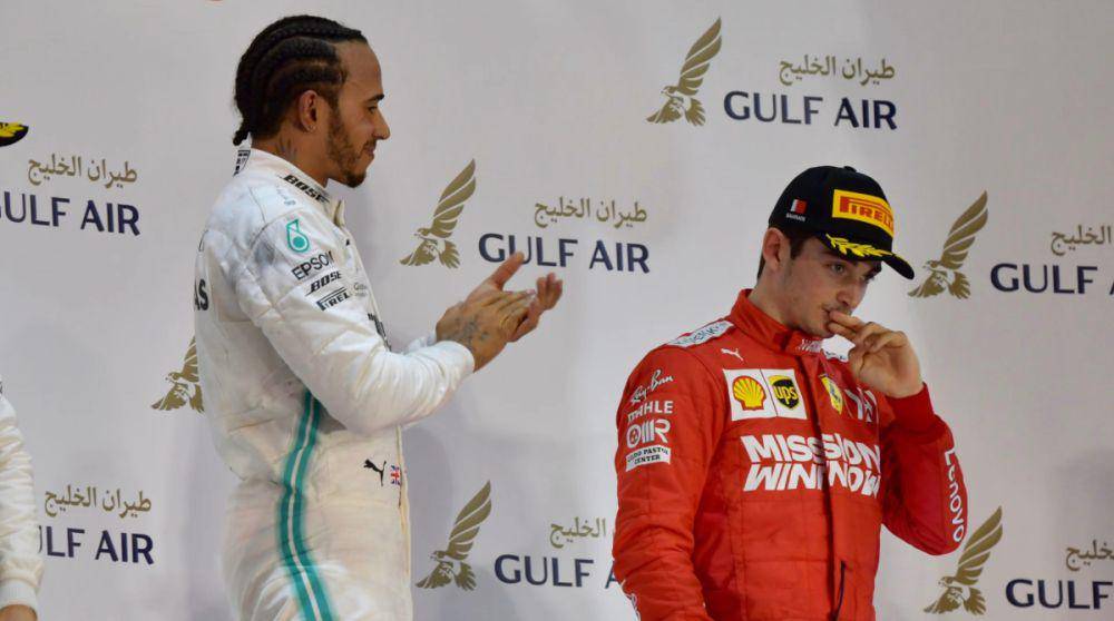 Lewis Hamilton (kiri) saat berdiri di podium bersama Charles Leclerc pada GP Bahrain 2019. (formula1.com)