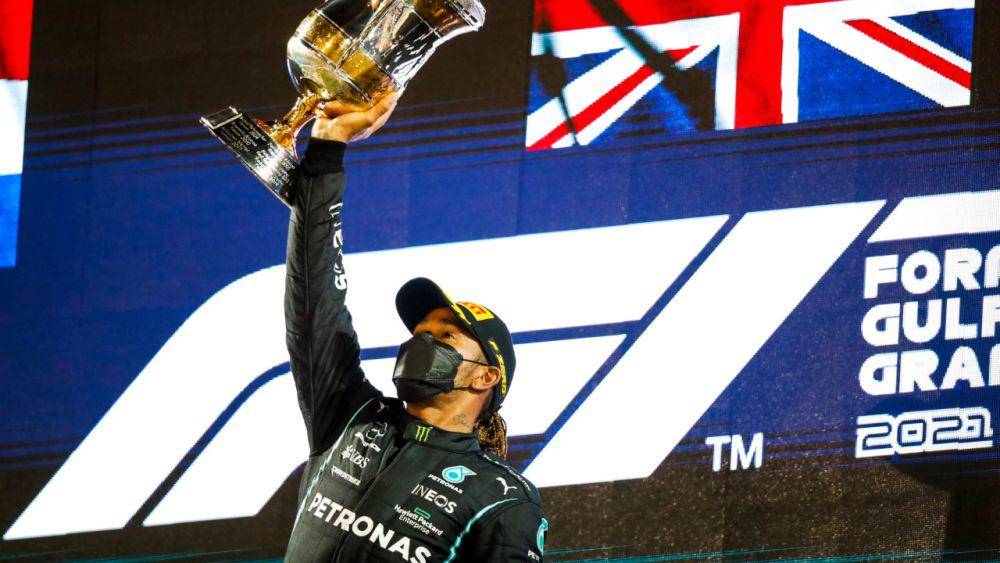 Lewis Hamilton saat memenangi balapan pada GP Bahrain 2021. (twitter.com/MercedesAMGF1)