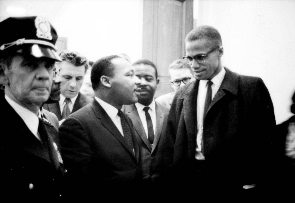 Malcolm X (kanan) saat bertemu Marthin Luther King, Jr. (kiri). (commons.wikimedia.org/United States Library of Congress's Prints and Photographs)