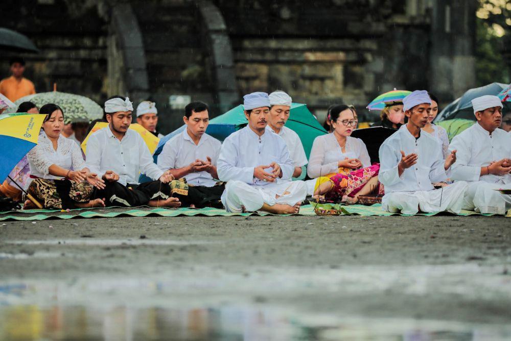 Umat Hindu Ikuti Prosesi Galungan di Candi Prambanan