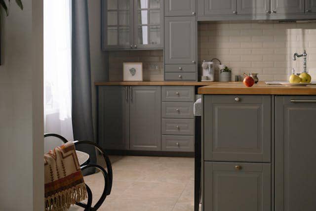 Ilustrasi lemari dapur warna slate blue (pexels.com/cottonbro studio)