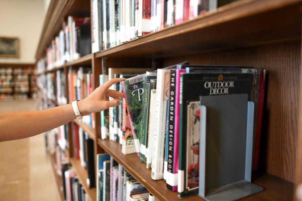 5 Inspirasi Penyusunan Buku di Rak, Rapi dan Mudah Ditemukan!