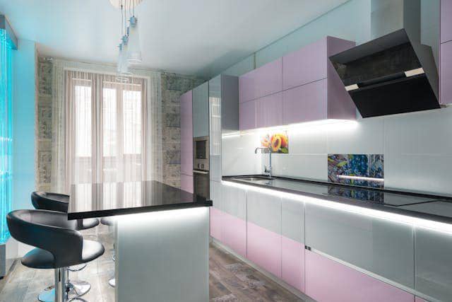 Ilustrasi lemari dapur warna soft pink (pexels.com/Max Rahubovskiy)