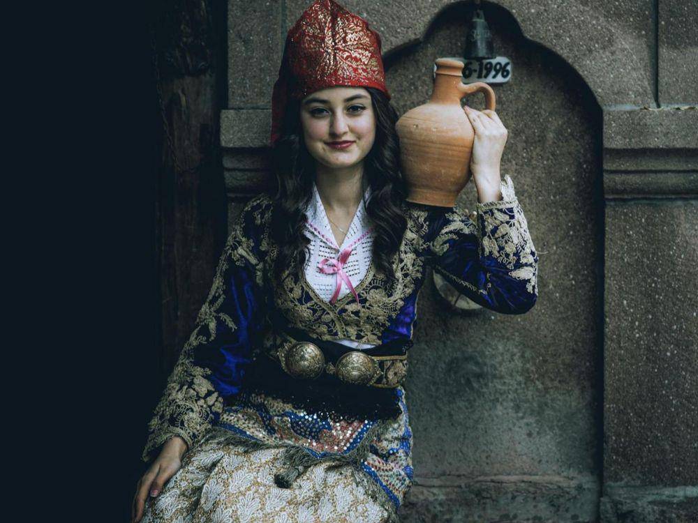 ilustrasi perempuan dengan pakaian tradisional (pexels.com/Mehmet Turgut)