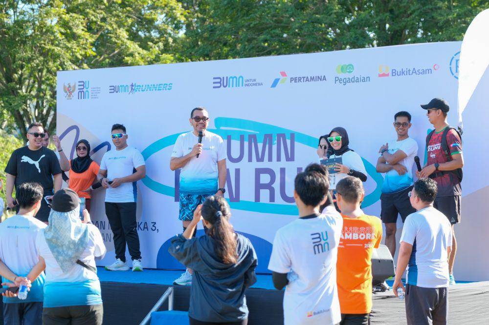 Kementerian BUMN menggelar acara bertajuk "1000 Manusia Bercerita" yang merupakan roadshow ke-5 diselenggarakan pada Selasa (27/2/2024) di Watu Beach Lamaru, Balikpapan, Kalimantan Timur, yang diikuti oleh ratusan karyawan BUMN, termasuk karyawan Pegadaian. (Dok. Pegadaian)
