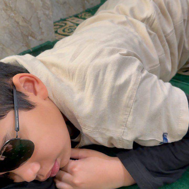 potret Adam ketiduran di masjid setelah salat subuh berjamaah (instagram.com/teukuwisnu)