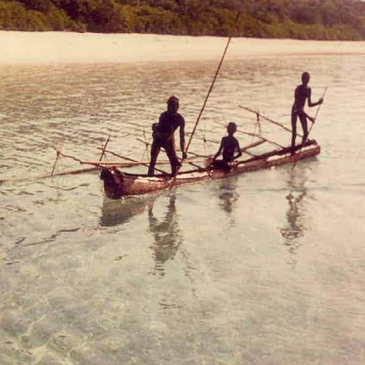 potret suku Sentinel bertahan hidup dengan cara mencari ikan (instagram.com/enciclopedia_social)