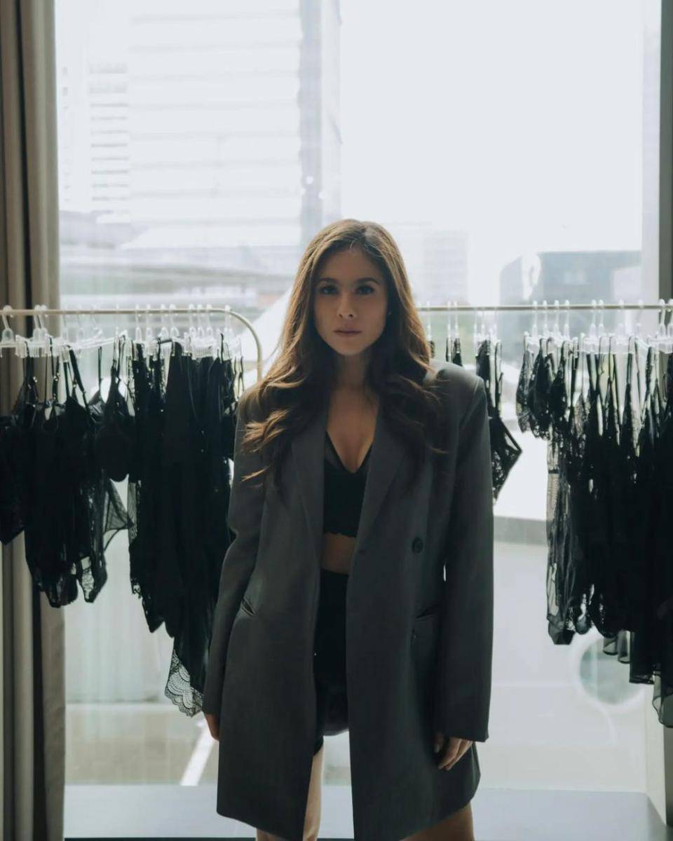 ide gaya semi formal Wulan Guritno (instagram.com/wulanguritno)
